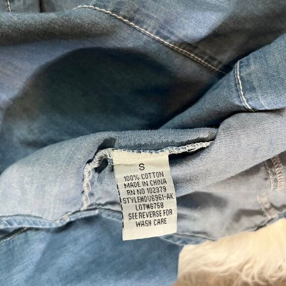 Chambray Long Sleeved Pearl Snap Denim Top Small - Picture 8 of 9